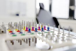 Leistungen der Praxis für Mund-, Kiefer- und Gesichtschirurgie sind u.a. Implantologie