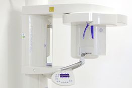 Praxis für Mund-, Kiefer- und Gesichtschirurgie mit digitaler, strahlungsarmer Röntgenanlage